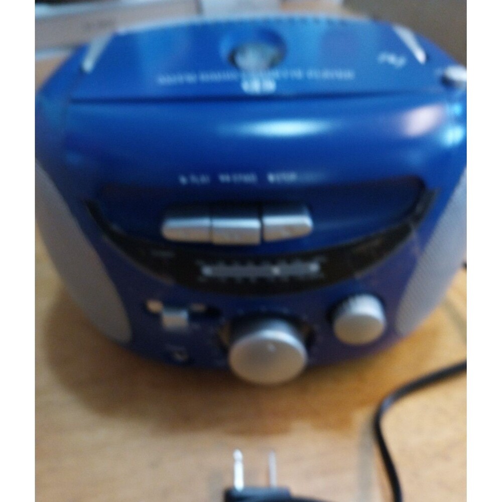 AM/FM Radio Twin Speaker Cassette Player Model 7411H no Headhpones